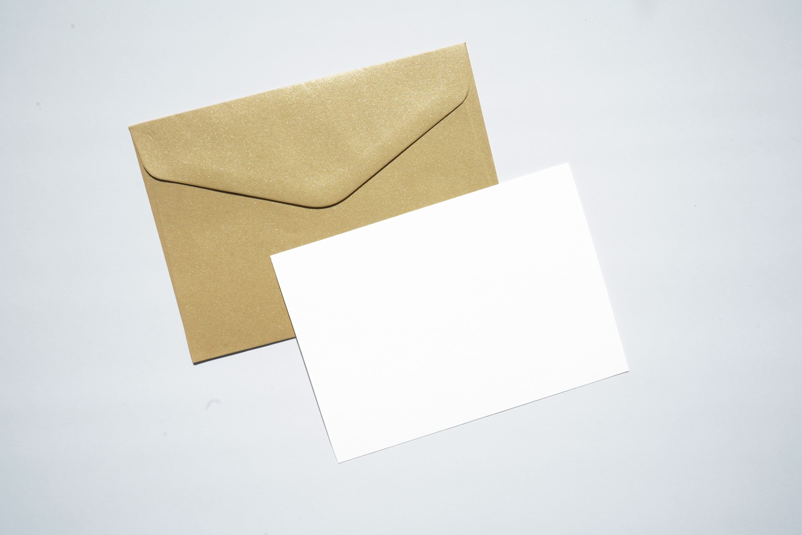 Brief met envelop op witte achtergrond